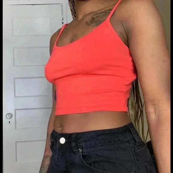 Red spaghetti strap crop top - Picture 2 of 3